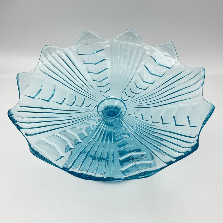 Фруктовница купоросного оттенка с геометрическим декором