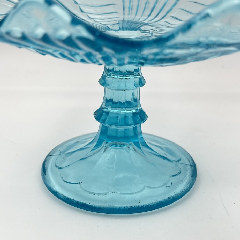 Фруктовница купоросного оттенка с геометрическим декором