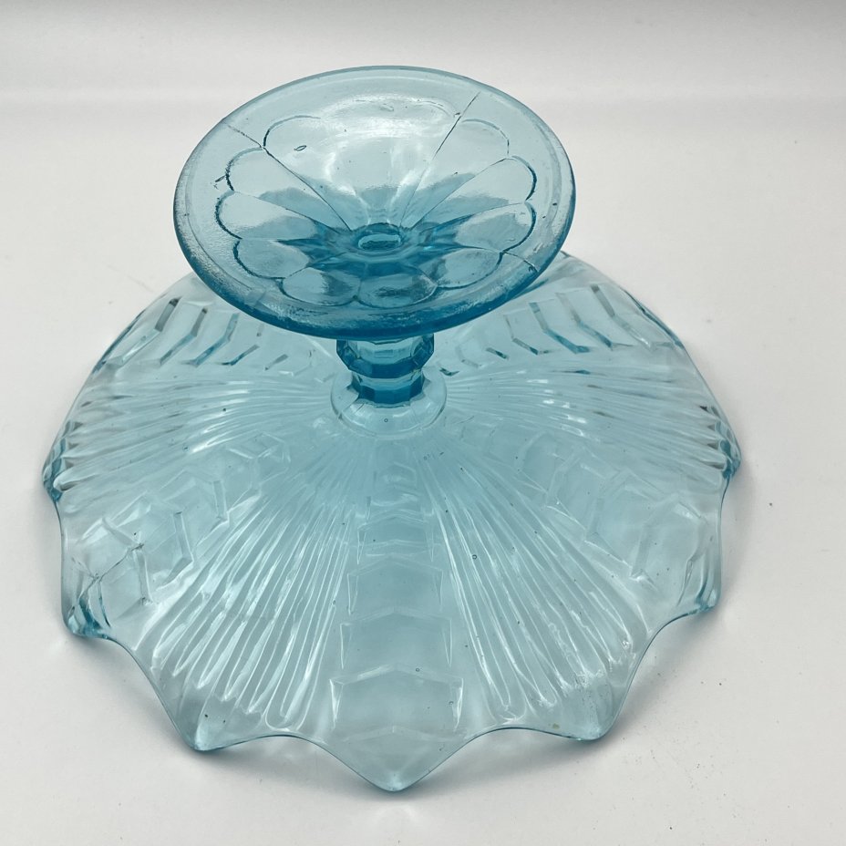 Фруктовница купоросного оттенка с геометрическим декором