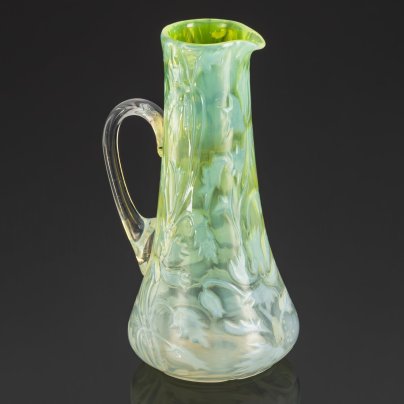 Кувшин в стиле модерн с растительным декором на тулове, стекло, опаловое и урановое стекло, Европа, 1900-1920 гг.