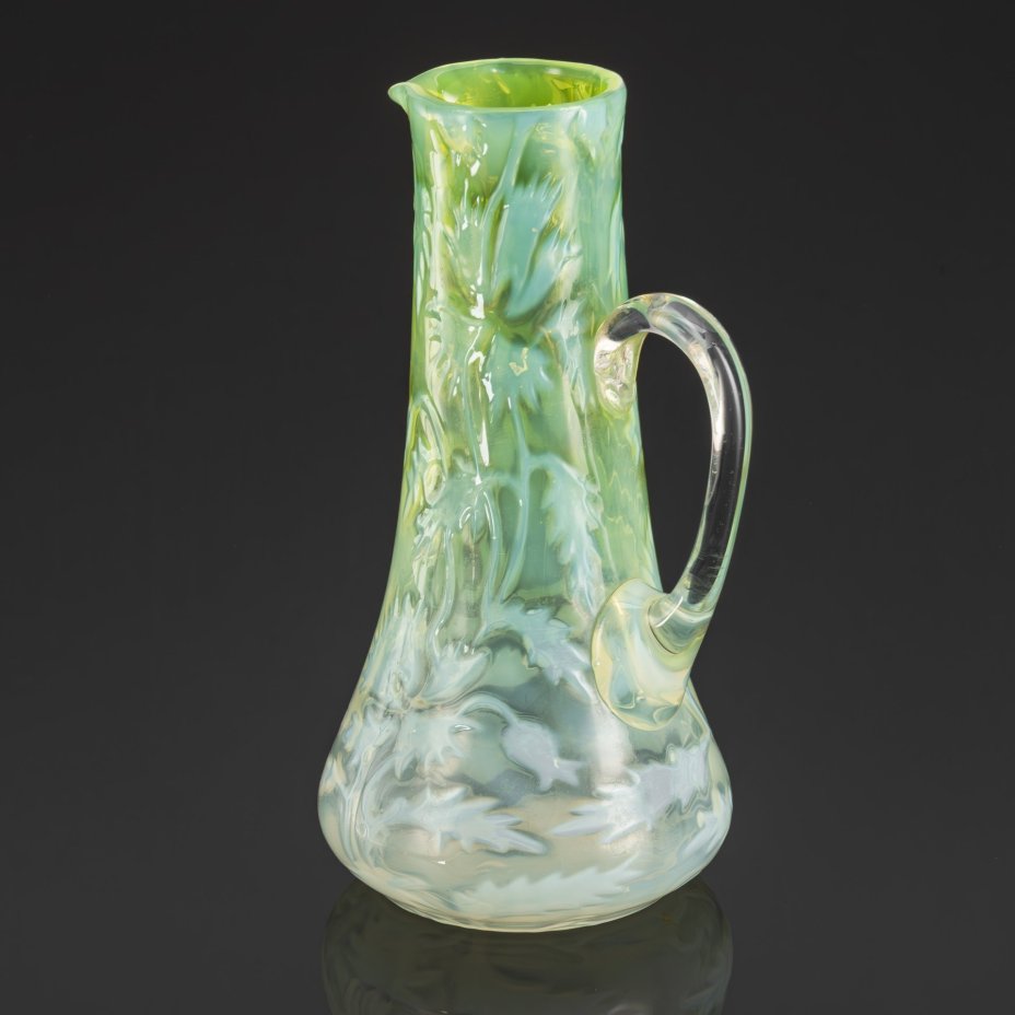Кувшин в стиле модерн с растительным декором на тулове