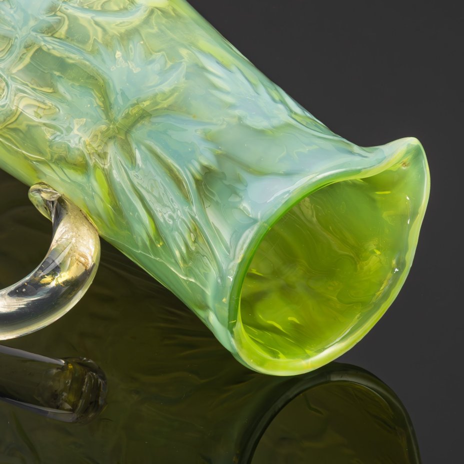 Кувшин в стиле модерн с растительным декором на тулове