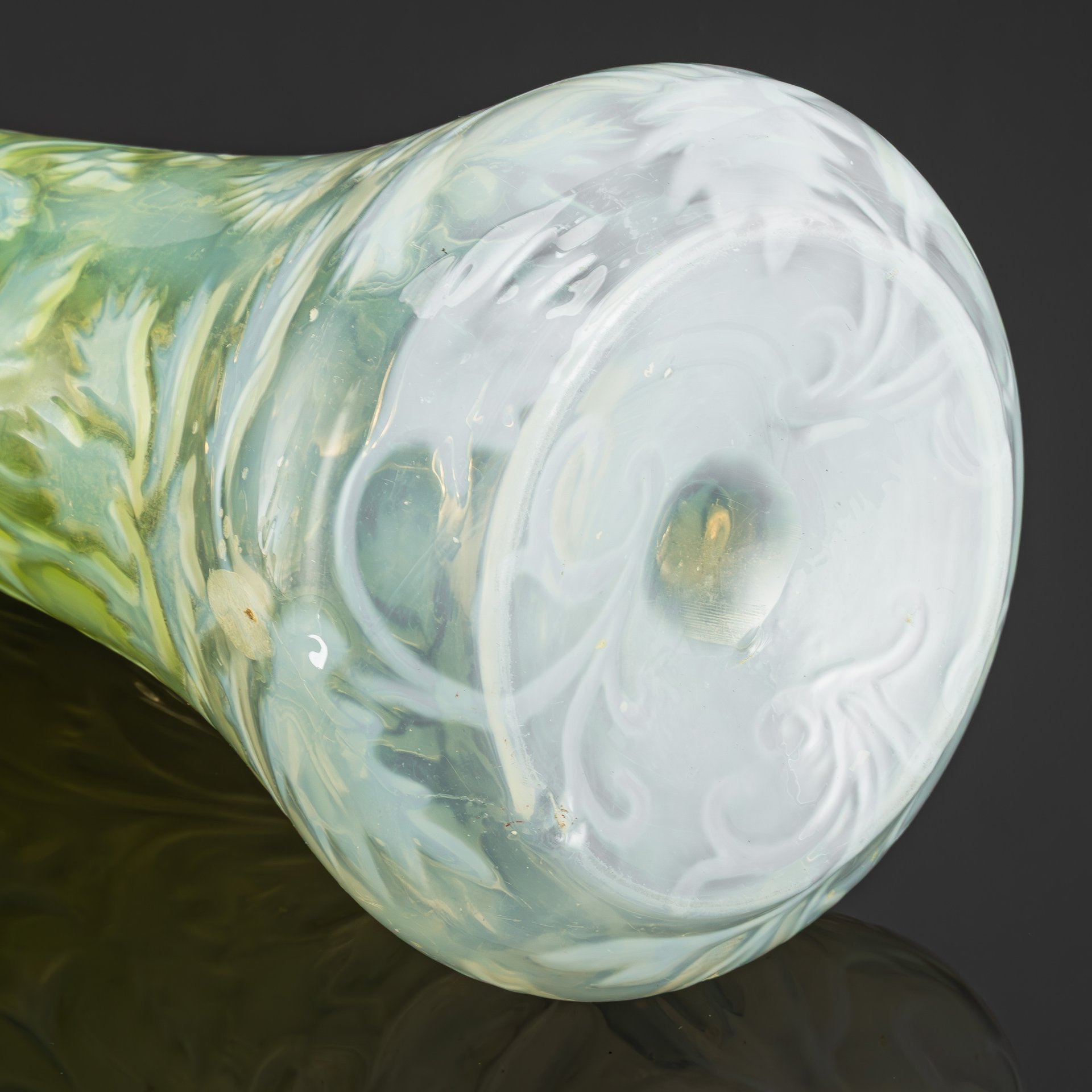 Кувшин в стиле модерн с растительным декором на тулове, стекло, опаловое и урановое стекло, Европа, 1900-1920 гг.