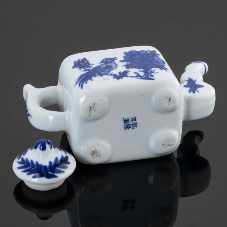 Чайник заварочный с изображением птицы и бабочки в окружении цветов, фарфор, роспись, Китай, 1980-2010 гг., Китай