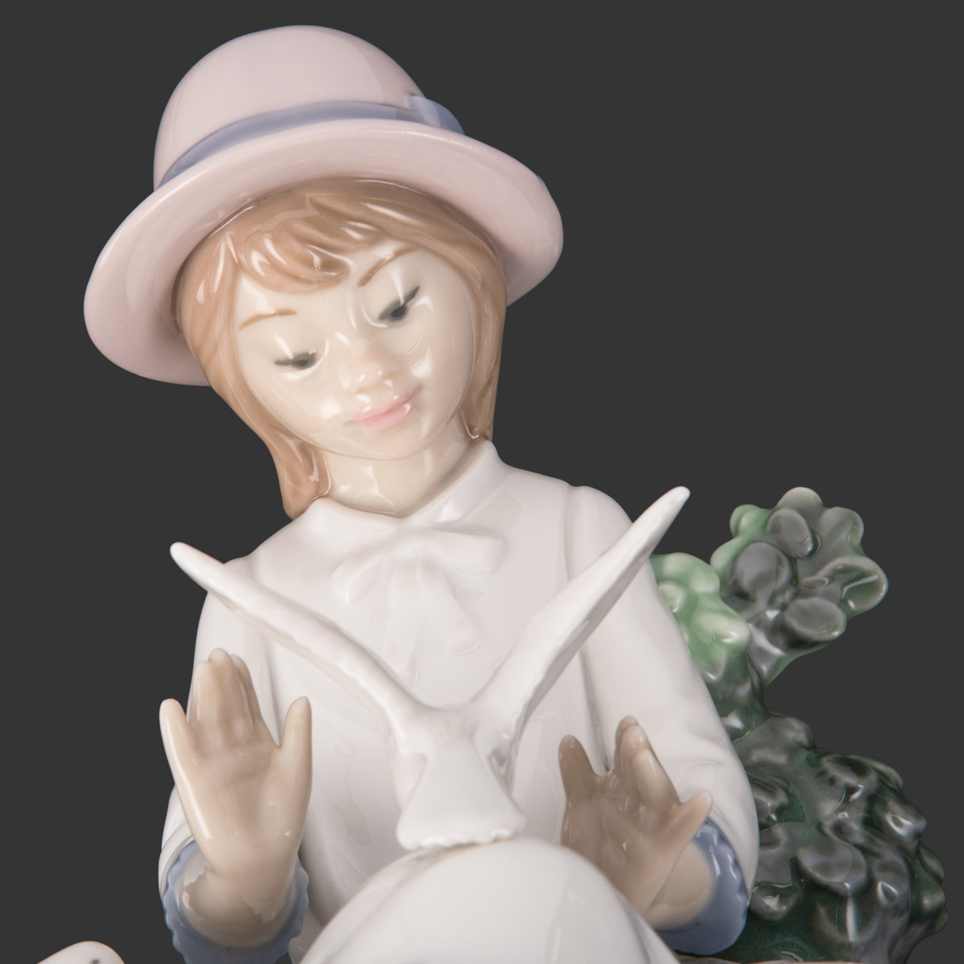 Статуэтка "Девушка с голубями", NAO Porcelain