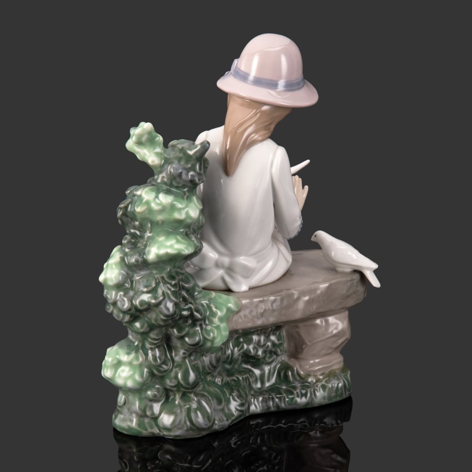 Статуэтка "Девушка с голубями", NAO Porcelain