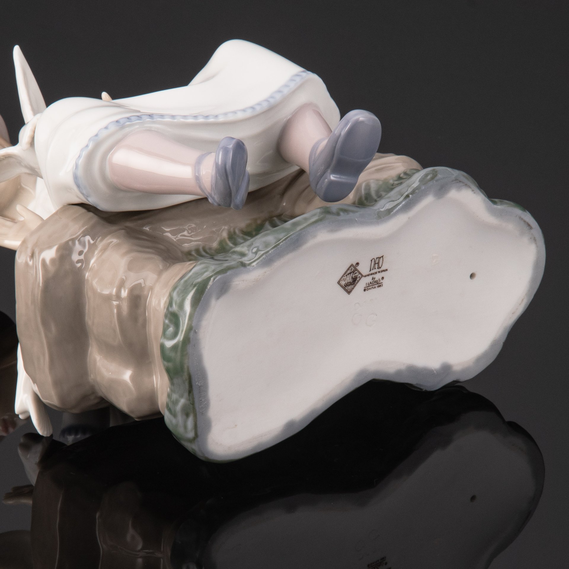 Статуэтка "Девушка с голубями", NAO Porcelain