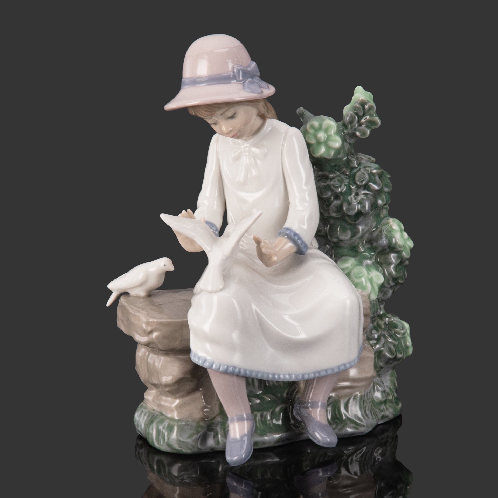Статуэтка "Девушка с голубями", NAO Porcelain