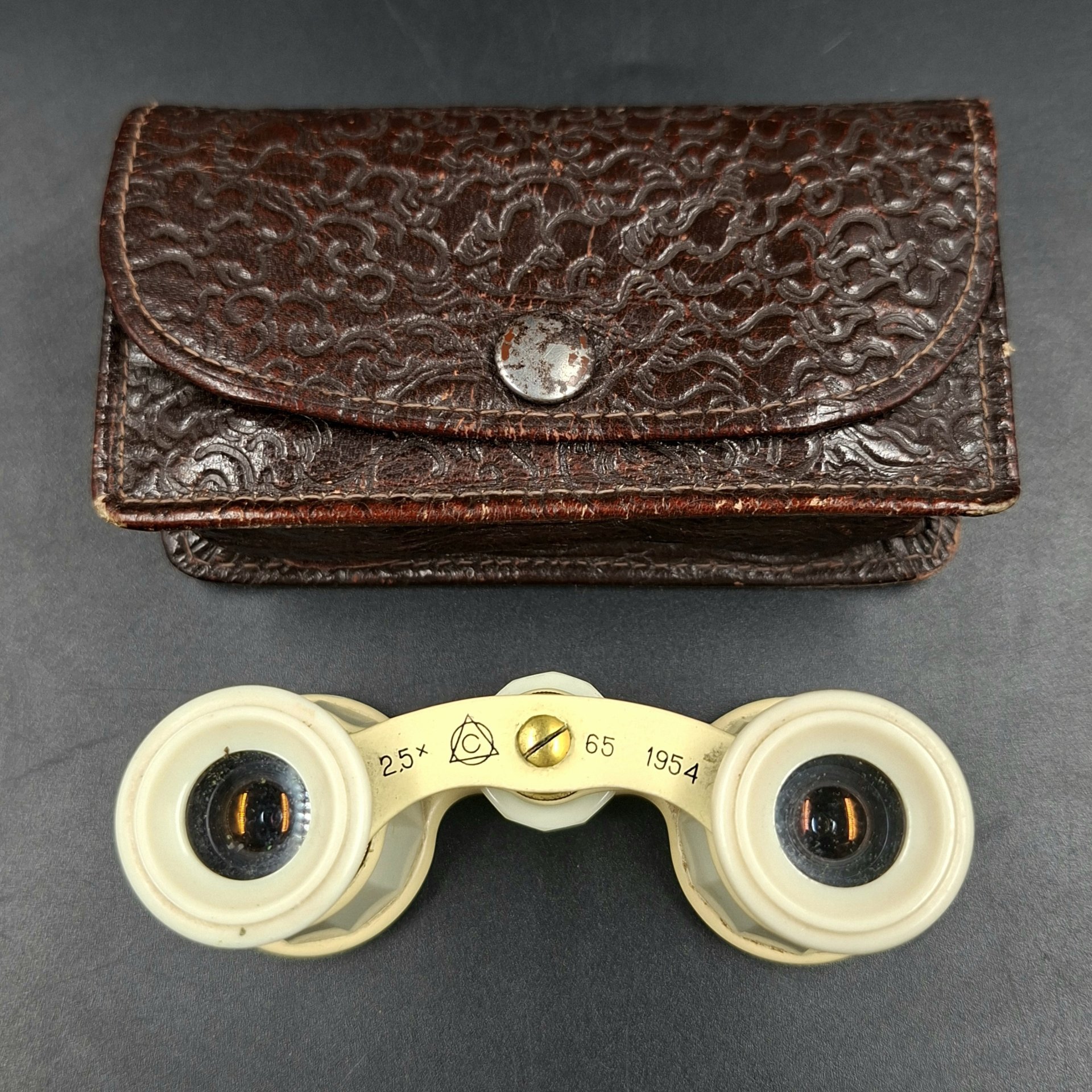 Бинокль театральный в кофре, металл, пластик, стекло, искусственная кожа, Лыткаринский завод оптического стекла (ЛЗОС), СССР, 1954 г.