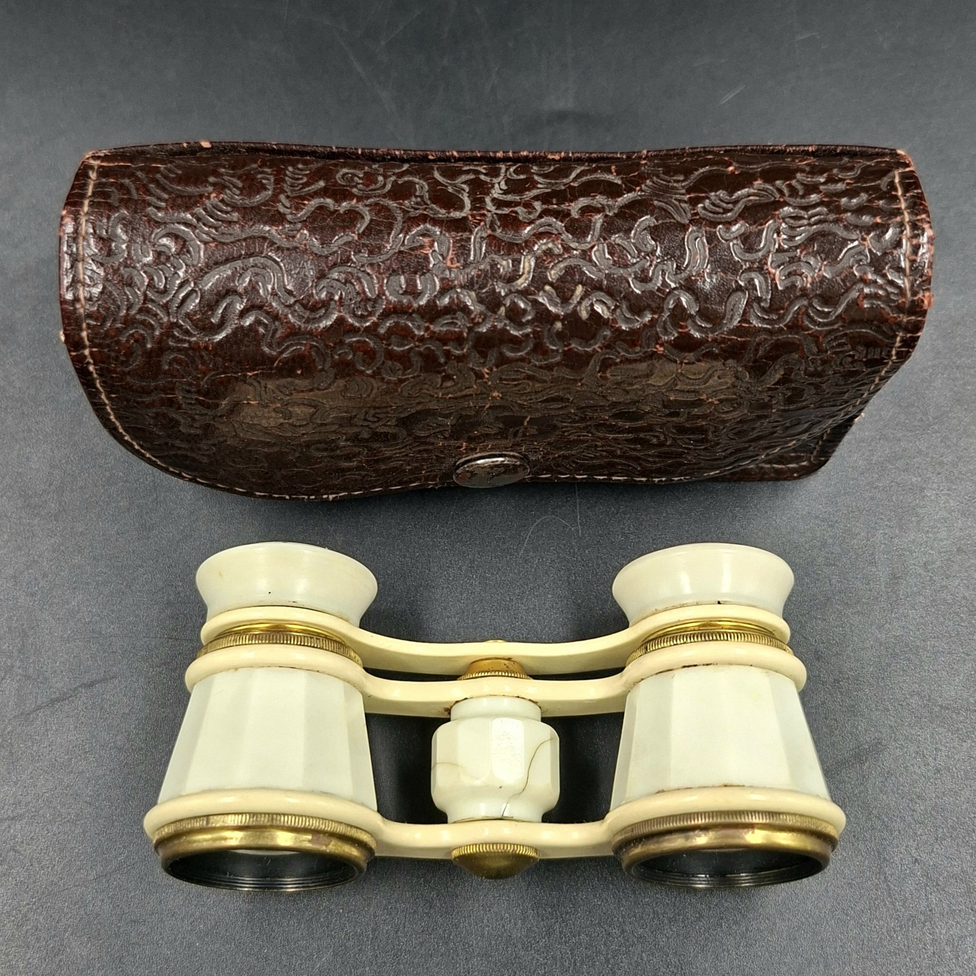 Бинокль театральный в кофре, металл, пластик, стекло, искусственная кожа, Лыткаринский завод оптического стекла (ЛЗОС), СССР, 1954 г.