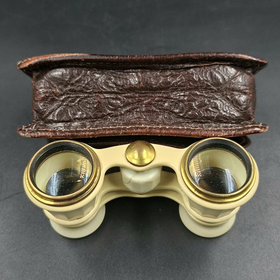 Бинокль театральный в кофре, металл, пластик, стекло, искусственная кожа, Лыткаринский завод оптического стекла (ЛЗОС), СССР, 1954 г.