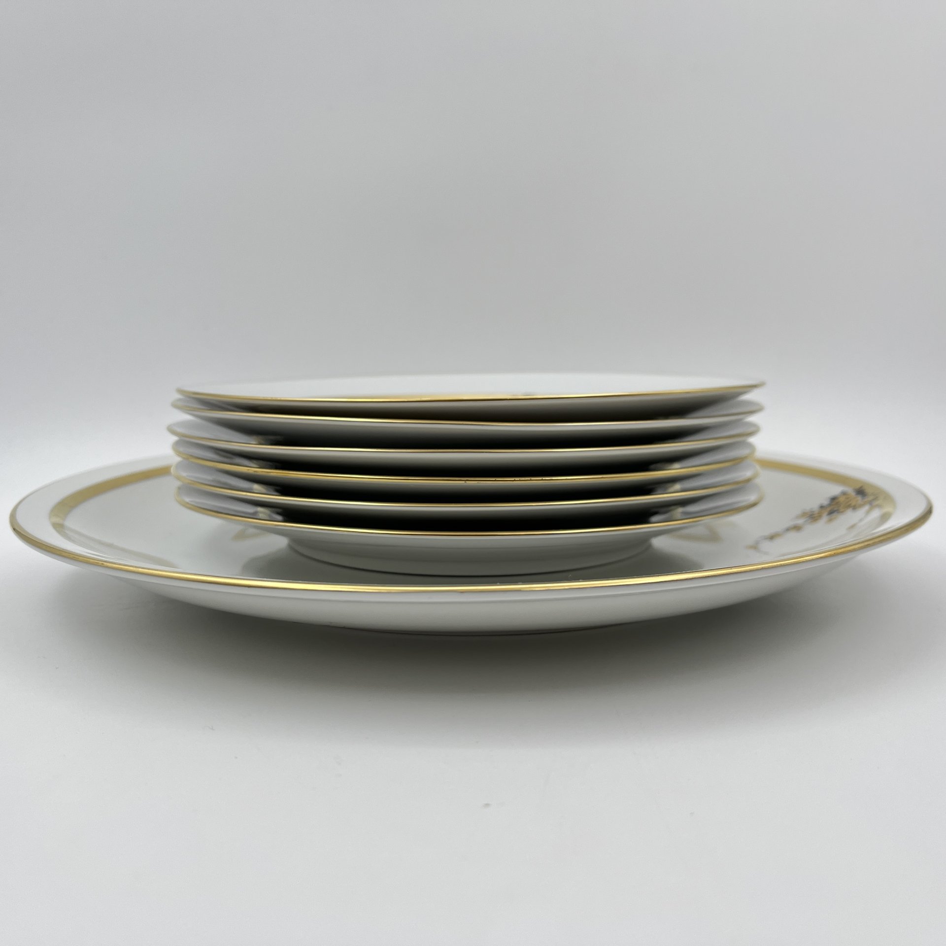 Набор десертных тарелок с блюдом на 6 персон, украшенный цветочным декором, фарфор, деколь, золочение, Graf Von Henneberg Porzellan, 1777 Jlmenau, ГДР, 1949-1970 гг.