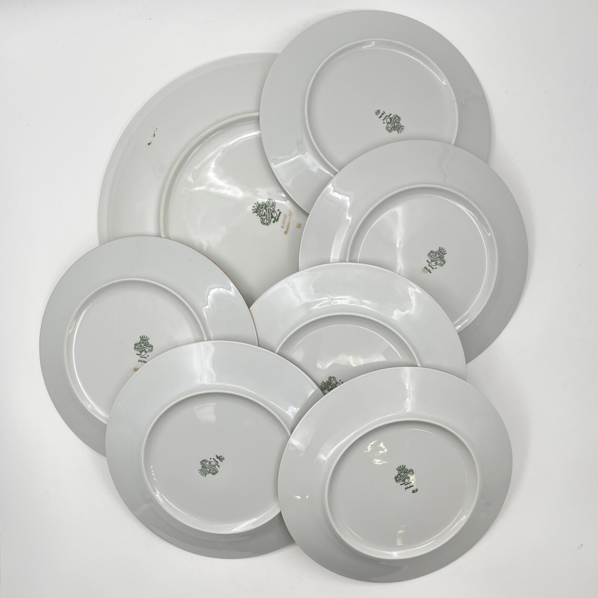 Набор десертных тарелок с блюдом на 6 персон, украшенный цветочным декором, фарфор, деколь, золочение, Graf Von Henneberg Porzellan, 1777 Jlmenau, ГДР, 1949-1970 гг.