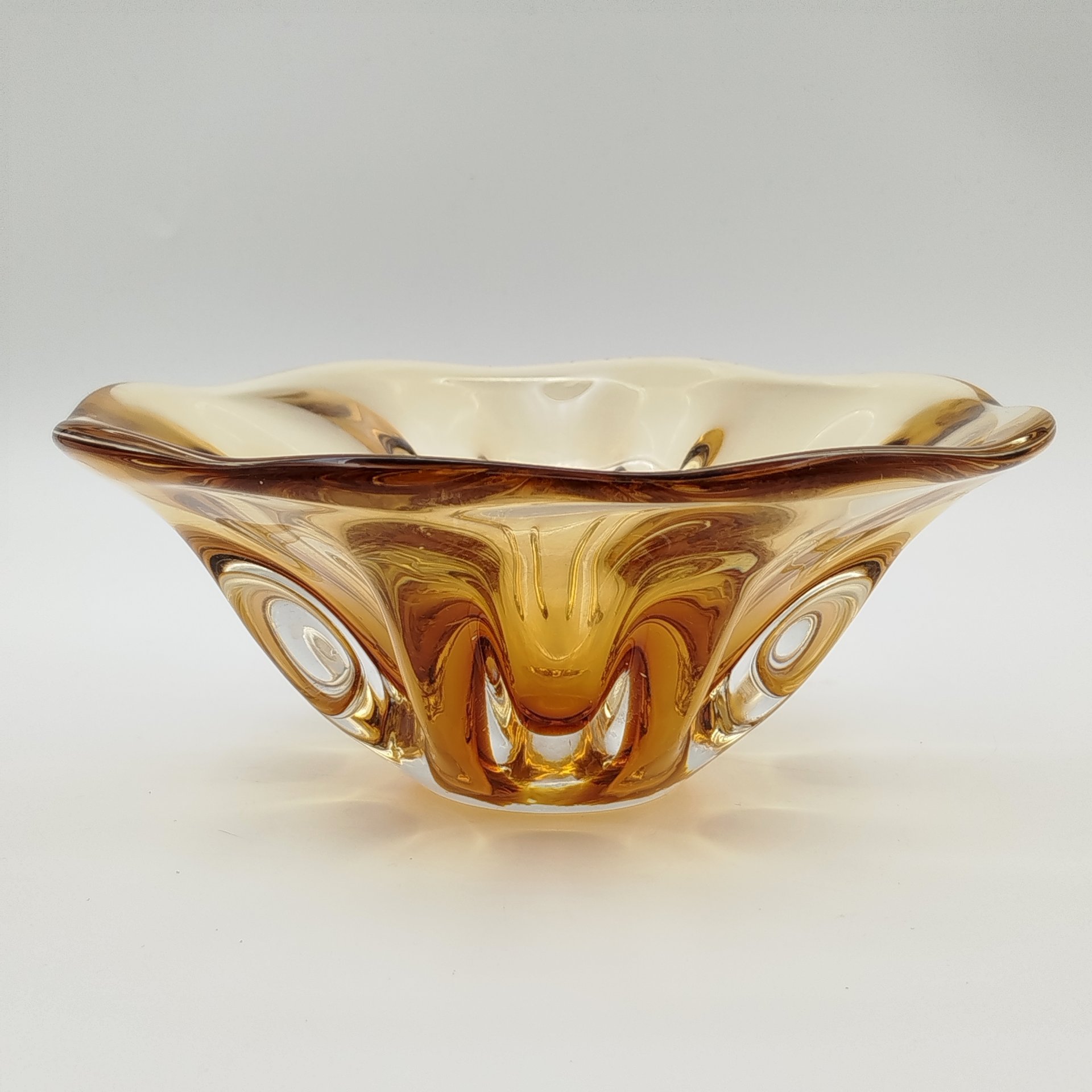 Ваза (конфетниц) медового оттенка, стекло, гутная техника, Ленинградский завод художественного стекла (ЛЗХС), СССР, 1960-1980 гг.