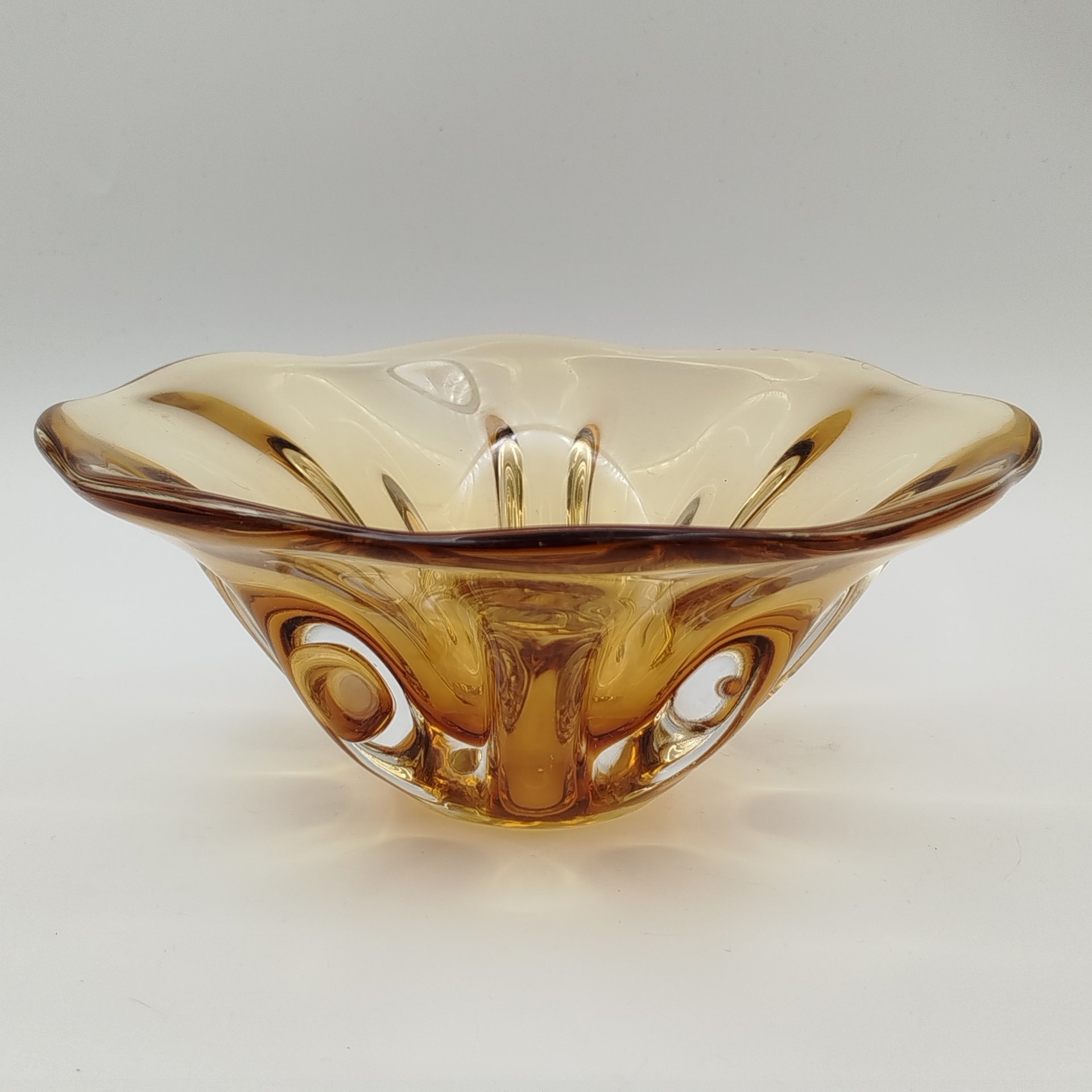 Ваза (конфетниц) медового оттенка, стекло, гутная техника, Ленинградский завод художественного стекла (ЛЗХС), СССР, 1960-1980 гг.