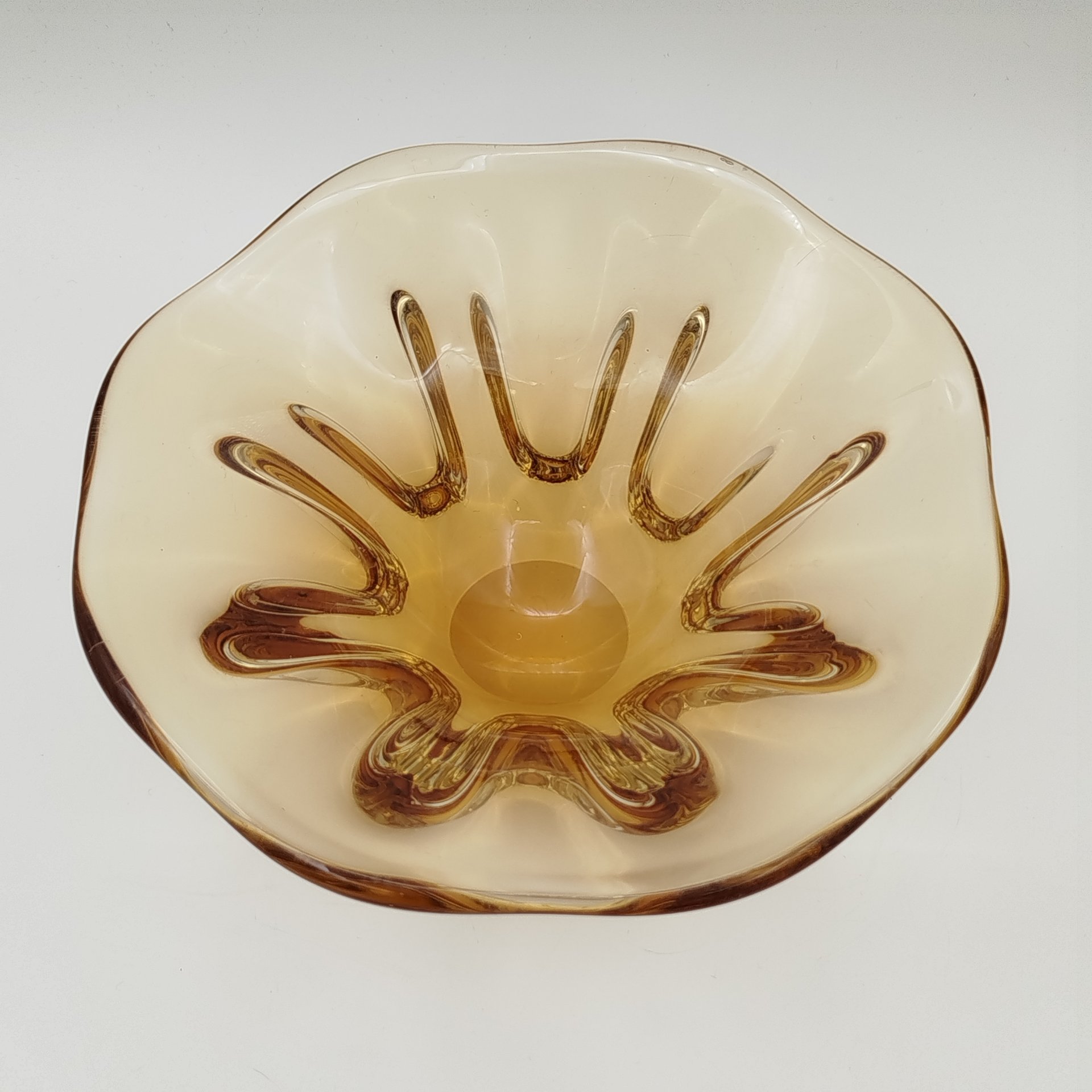 Ваза (конфетниц) медового оттенка, стекло, гутная техника, Ленинградский завод художественного стекла (ЛЗХС), СССР, 1960-1980 гг.