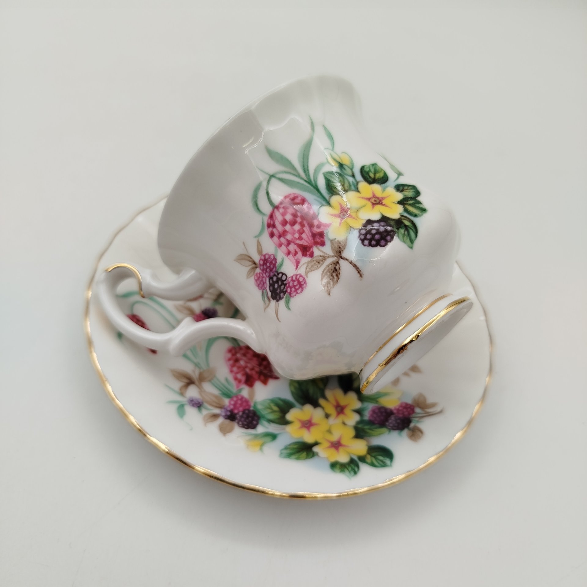 Кофейная пара, украшенная цветочным и ягодным декором, серия "Spring wood" ("Весенний лес"), фарфор, деколь, золочение, Royal Albert, Великобритания, 1970-1990 гг.