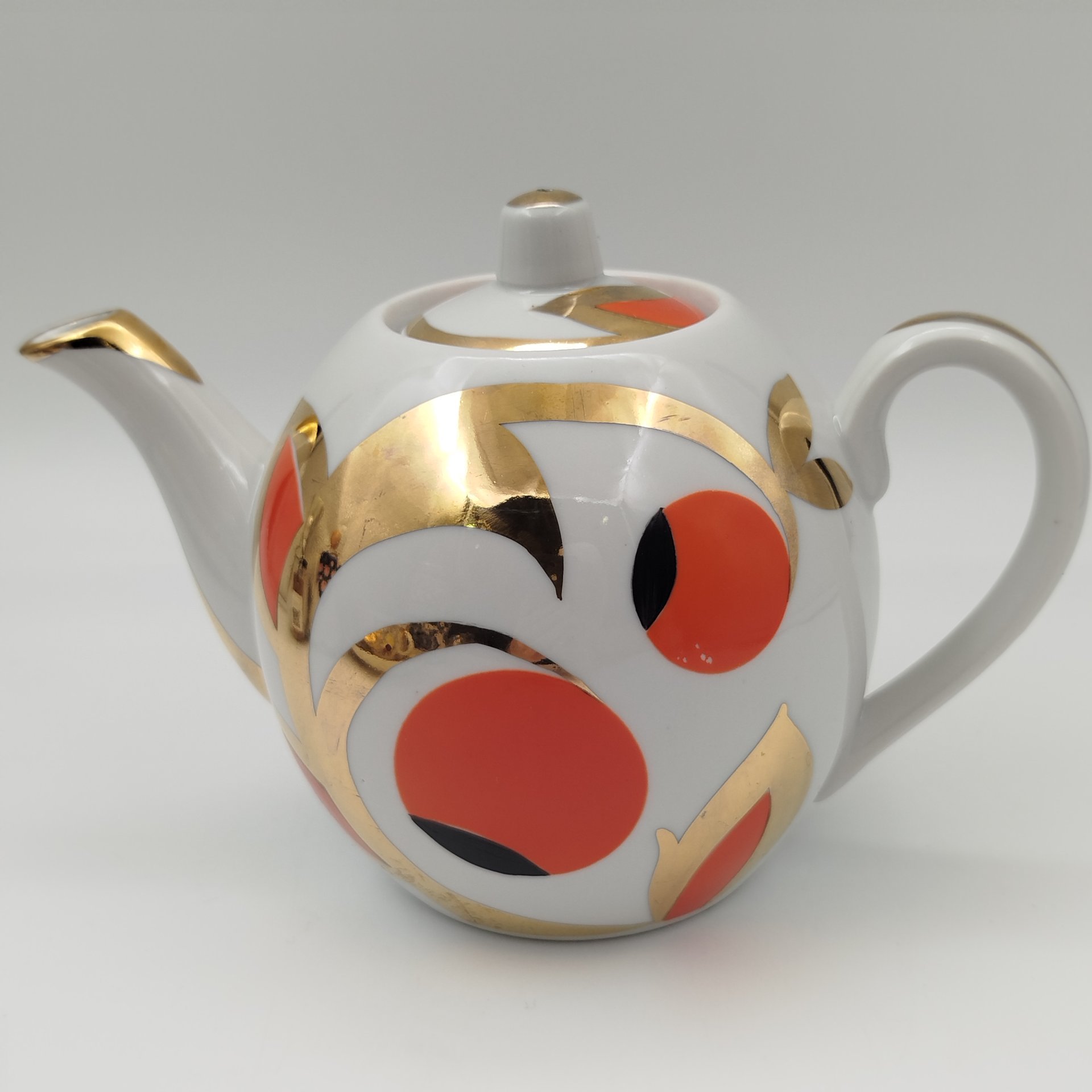 Чайник заварочный "Золотые яблоки" ("Райские яблоки", "Золотой завиток"), автор росписи А. А. Чекулина, фарфор, деколь, золочение, Дмитровский фарфоровый завод (ДФЗ Вербилки), СССР, 1965-1991 гг.