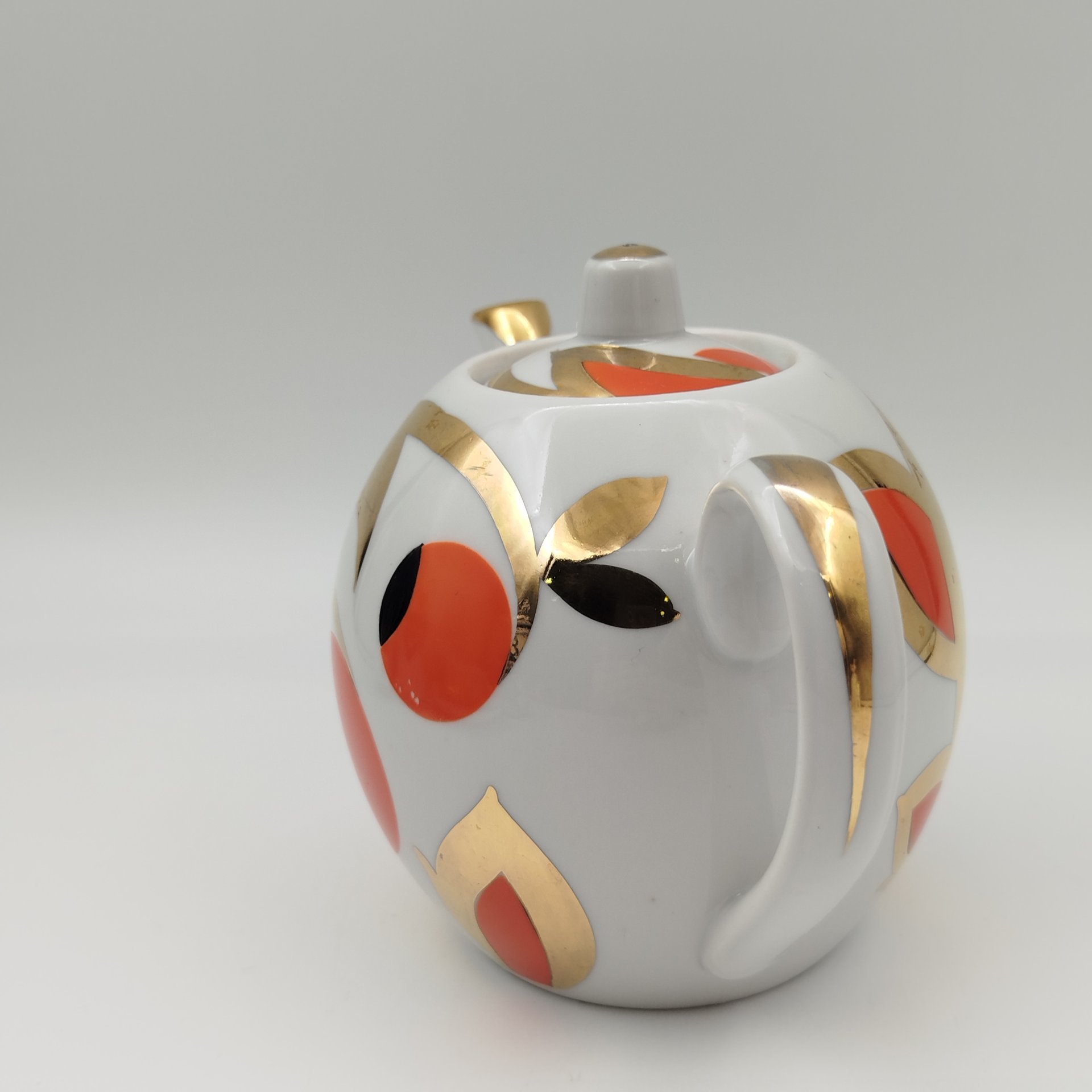 Чайник заварочный "Золотые яблоки" ("Райские яблоки", "Золотой завиток"), автор росписи А. А. Чекулина, фарфор, деколь, золочение, Дмитровский фарфоровый завод (ДФЗ Вербилки), СССР, 1965-1991 гг.