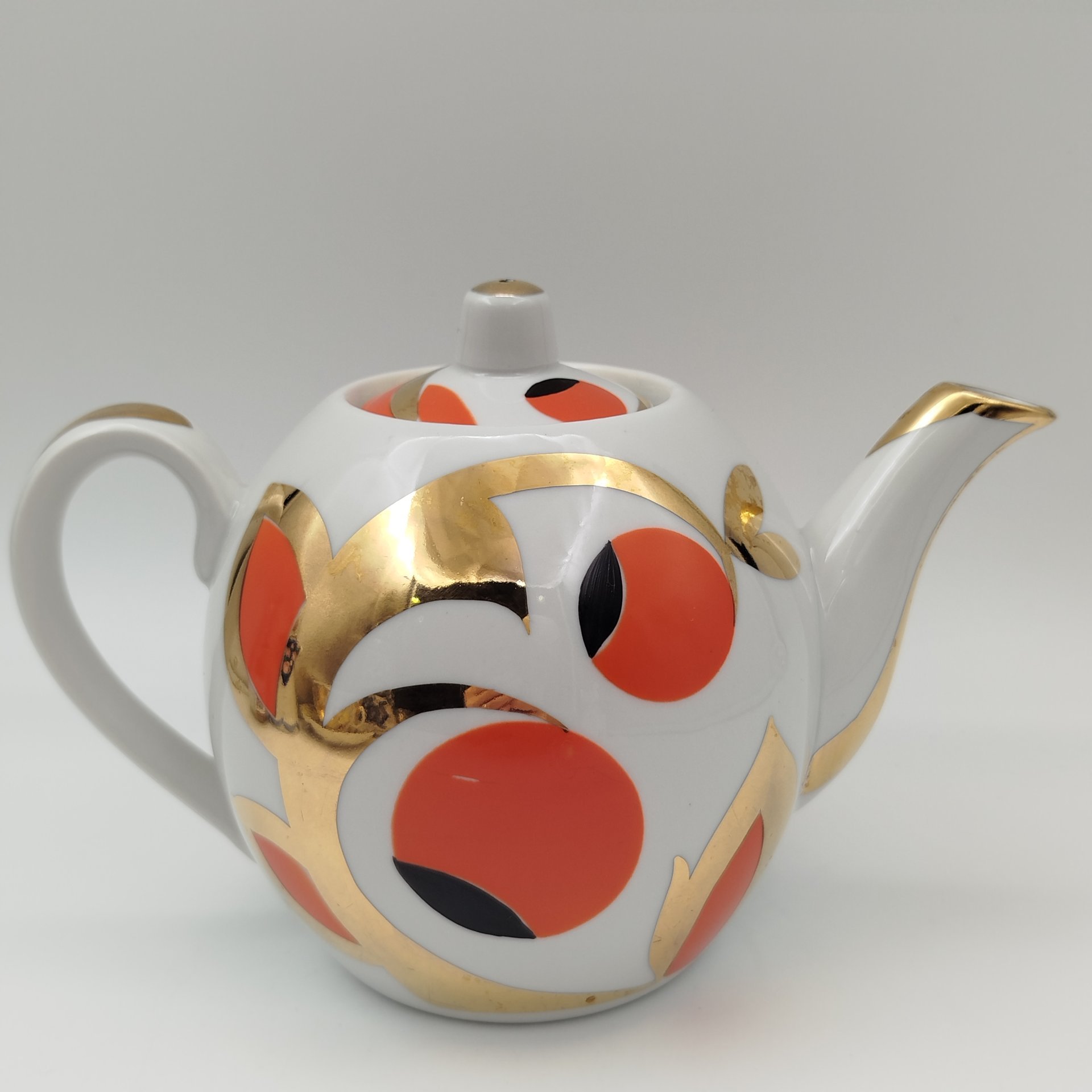 Чайник заварочный "Золотые яблоки" ("Райские яблоки", "Золотой завиток"), автор росписи А. А. Чекулина, фарфор, деколь, золочение, Дмитровский фарфоровый завод (ДФЗ Вербилки), СССР, 1965-1991 гг.