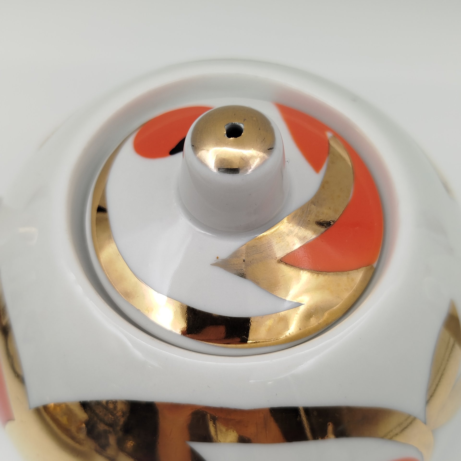 Чайник заварочный "Золотые яблоки" ("Райские яблоки", "Золотой завиток"), автор росписи А. А. Чекулина, фарфор, деколь, золочение, Дмитровский фарфоровый завод (ДФЗ Вербилки), СССР, 1965-1991 гг.