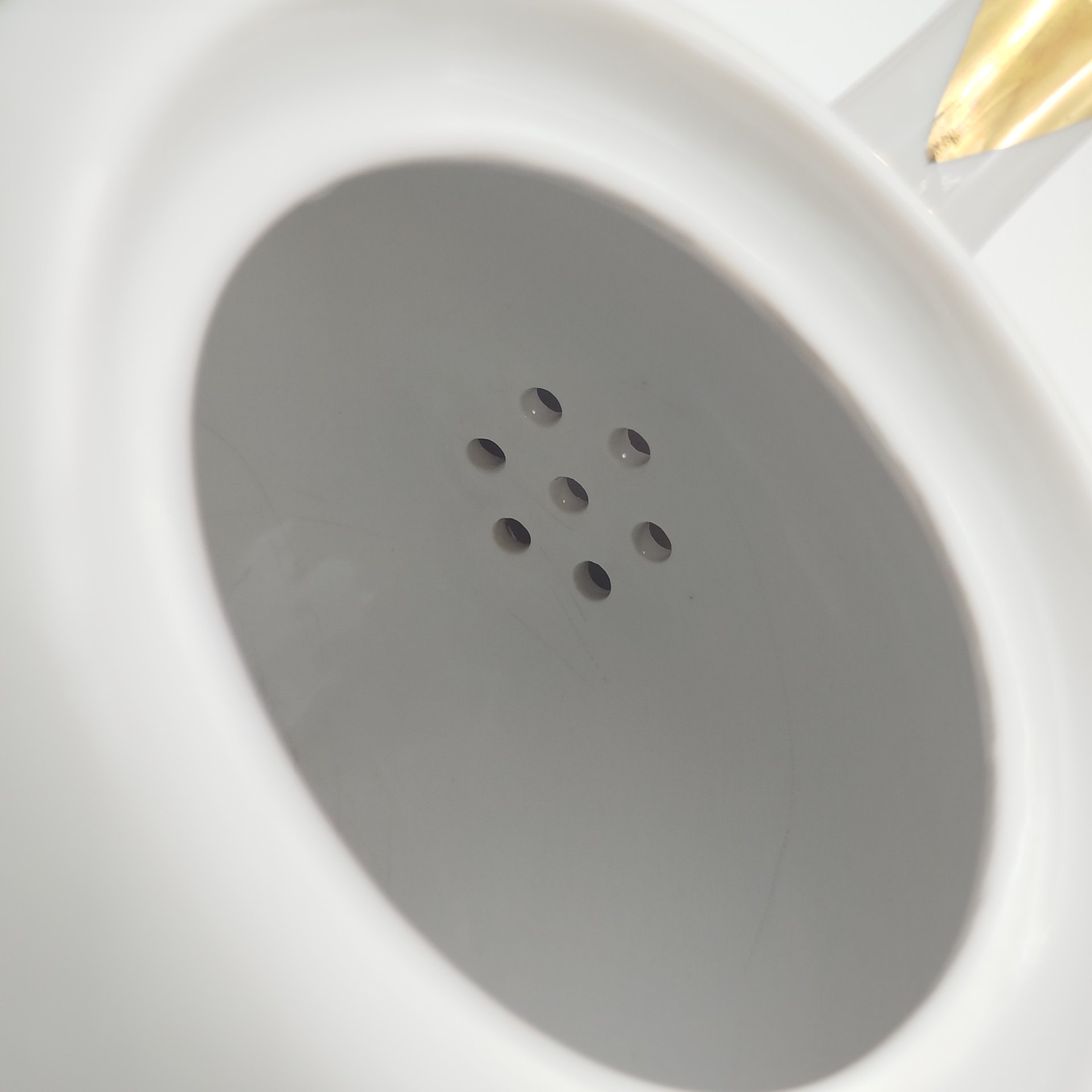 Чайник заварочный "Золотые яблоки" ("Райские яблоки", "Золотой завиток"), автор росписи А. А. Чекулина, фарфор, деколь, золочение, Дмитровский фарфоровый завод (ДФЗ Вербилки), СССР, 1965-1991 гг.