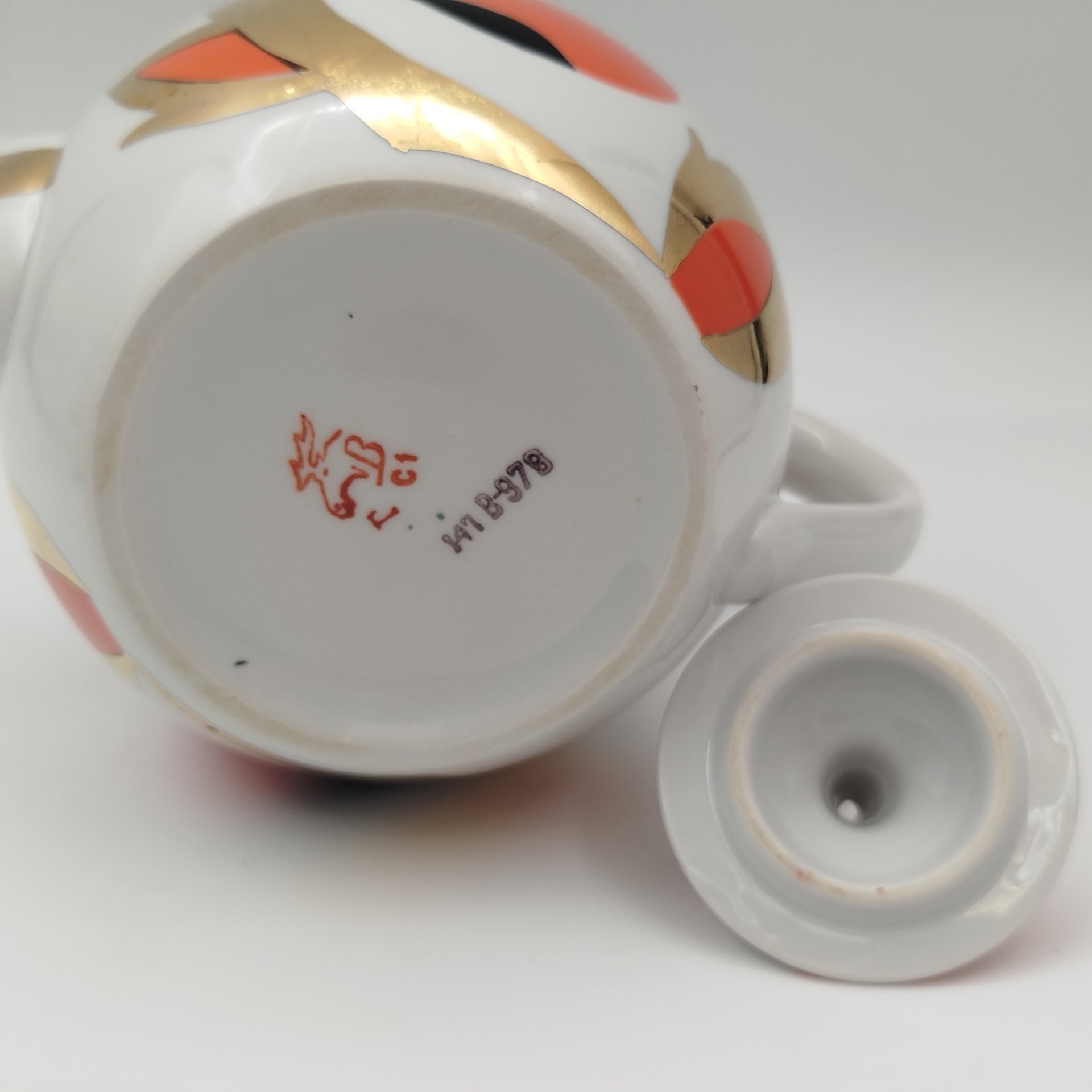 Чайник заварочный "Золотые яблоки" ("Райские яблоки", "Золотой завиток"), автор росписи А. А. Чекулина, фарфор, деколь, золочение, Дмитровский фарфоровый завод (ДФЗ Вербилки), СССР, 1965-1991 гг.