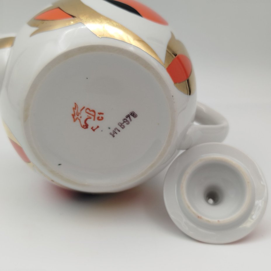 Чайник заварочный "Золотые яблоки" ("Райские яблоки", "Золотой завиток"), автор росписи А. А. Чекулина, фарфор, деколь, золочение, Дмитровский фарфоровый завод (ДФЗ Вербилки), СССР, 1965-1991 гг.