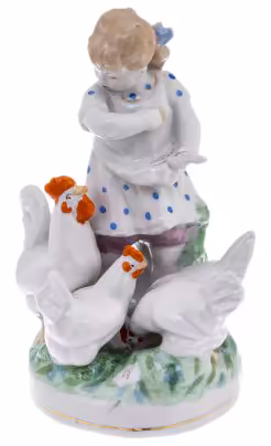 Статуэтка "Девочка кормит кур", фарфор, роспись, Дулевский фарфоровый завод, автор Н. А. Малышева, СССР, 1960 г., Дулевский фарфоровый завод (Дулёво)
