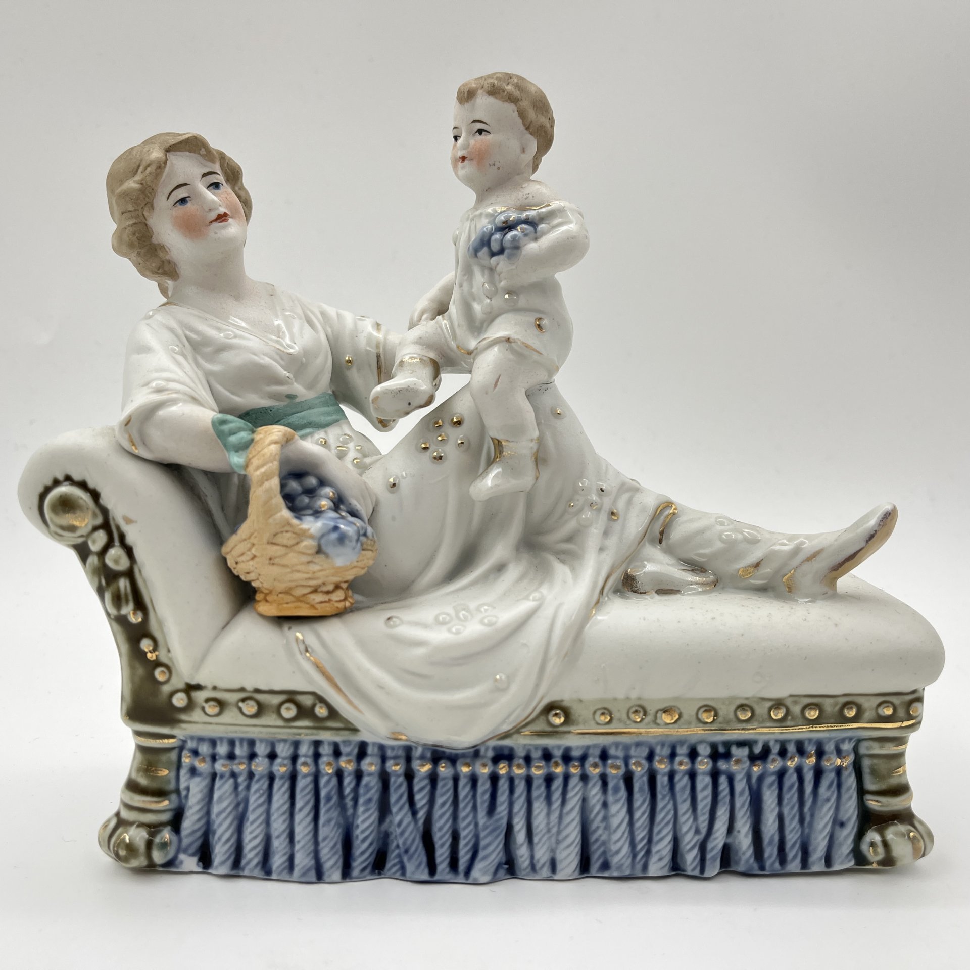 Статуэтки парные «Отец и дочь, мама и сын», бисквит, роспись, золочение, Западная Европа, 1950-1970 гг.