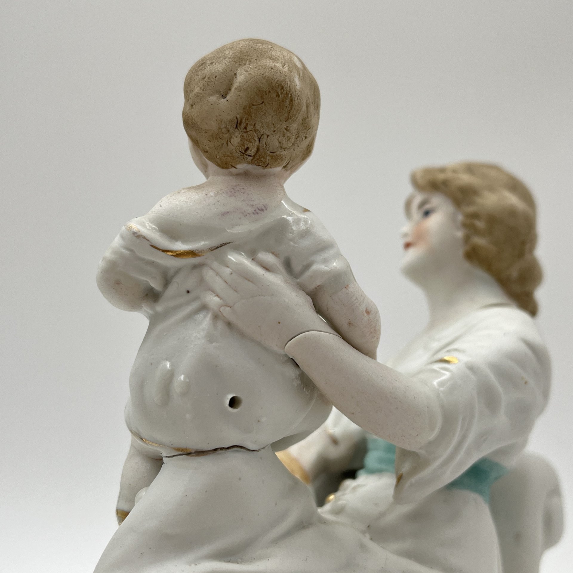 Статуэтки парные «Отец и дочь, мама и сын», бисквит, роспись, золочение, Западная Европа, 1950-1970 гг.