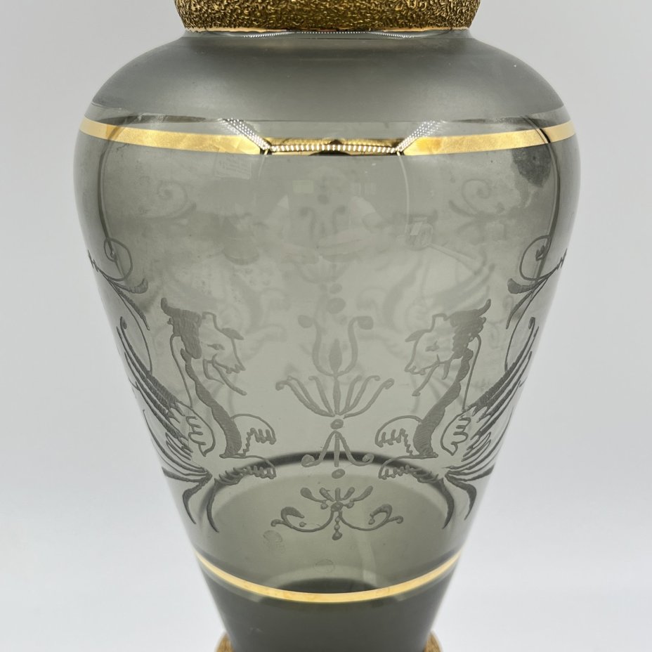 Ваза дымчатого цвета с изображением грифонов на тулове, Bohemia Crystal (Bohemia Glass)
