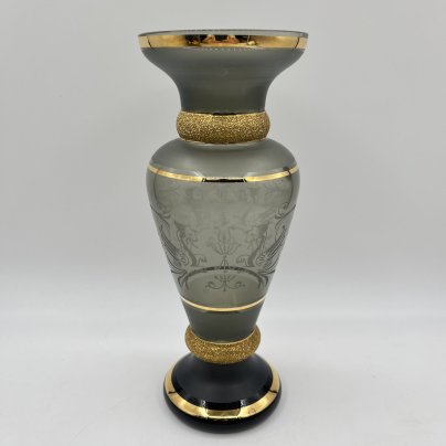 Ваза дымчатого цвета с изображением грифонов на тулове, Bohemia Crystal (Bohemia Glass)