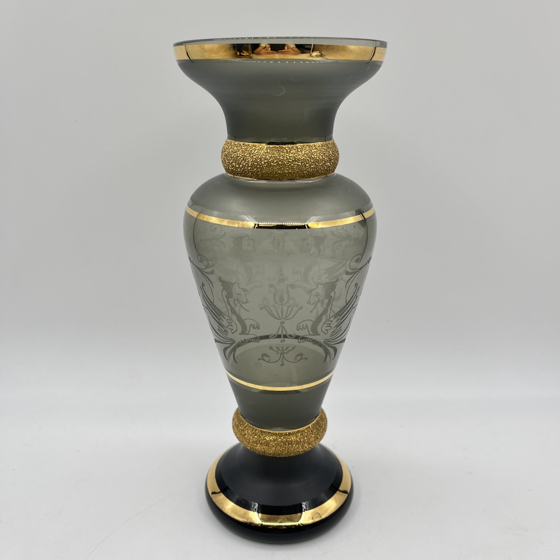 Ваза дымчатого цвета с изображением грифонов на тулове, Bohemia Crystal (Bohemia Glass)