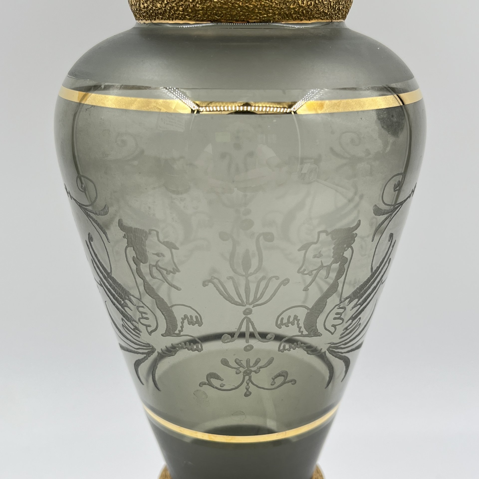 Ваза дымчатого цвета с изображением грифонов на тулове, Bohemia Crystal (Bohemia Glass)