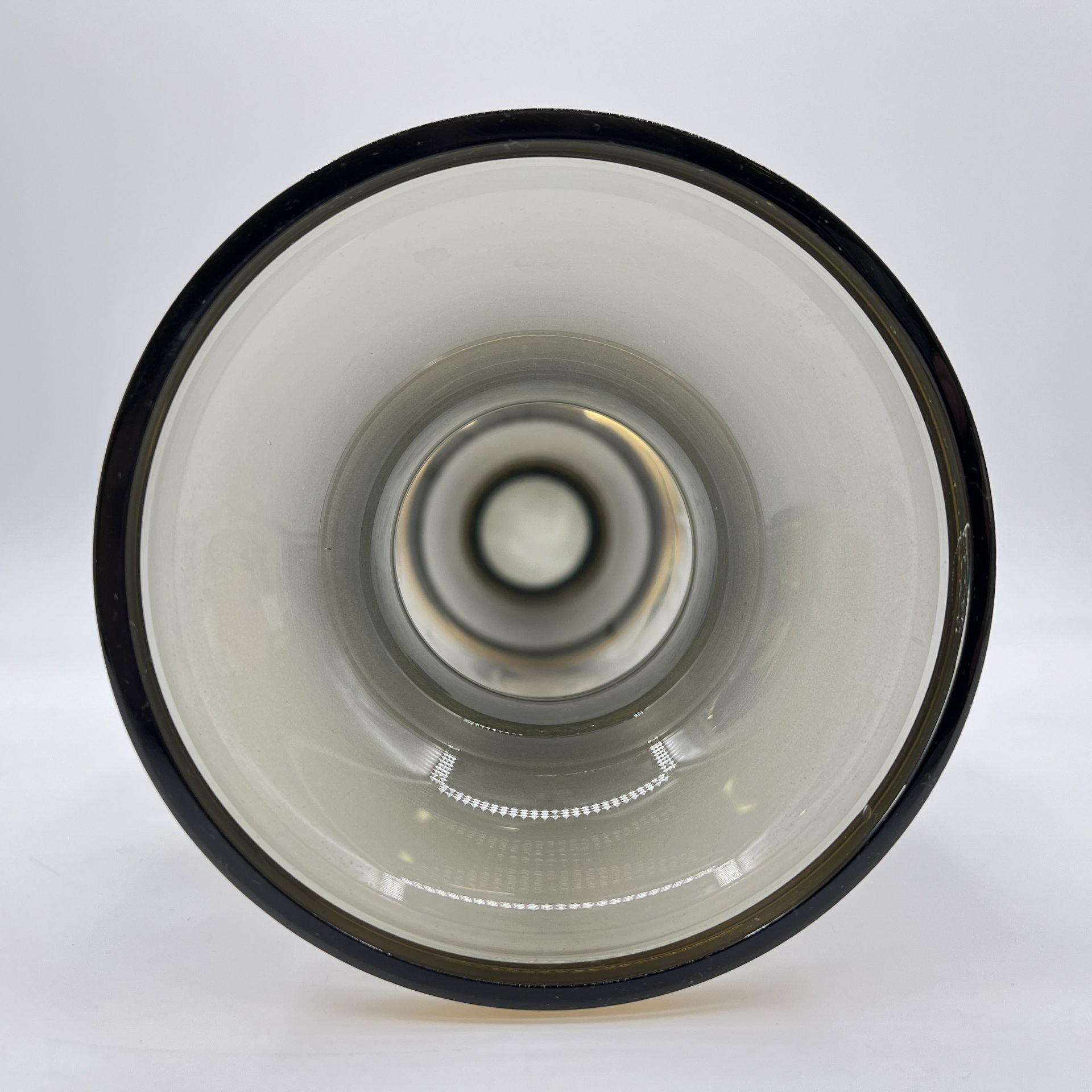 Ваза дымчатого цвета с изображением грифонов на тулове, Bohemia Crystal (Bohemia Glass)