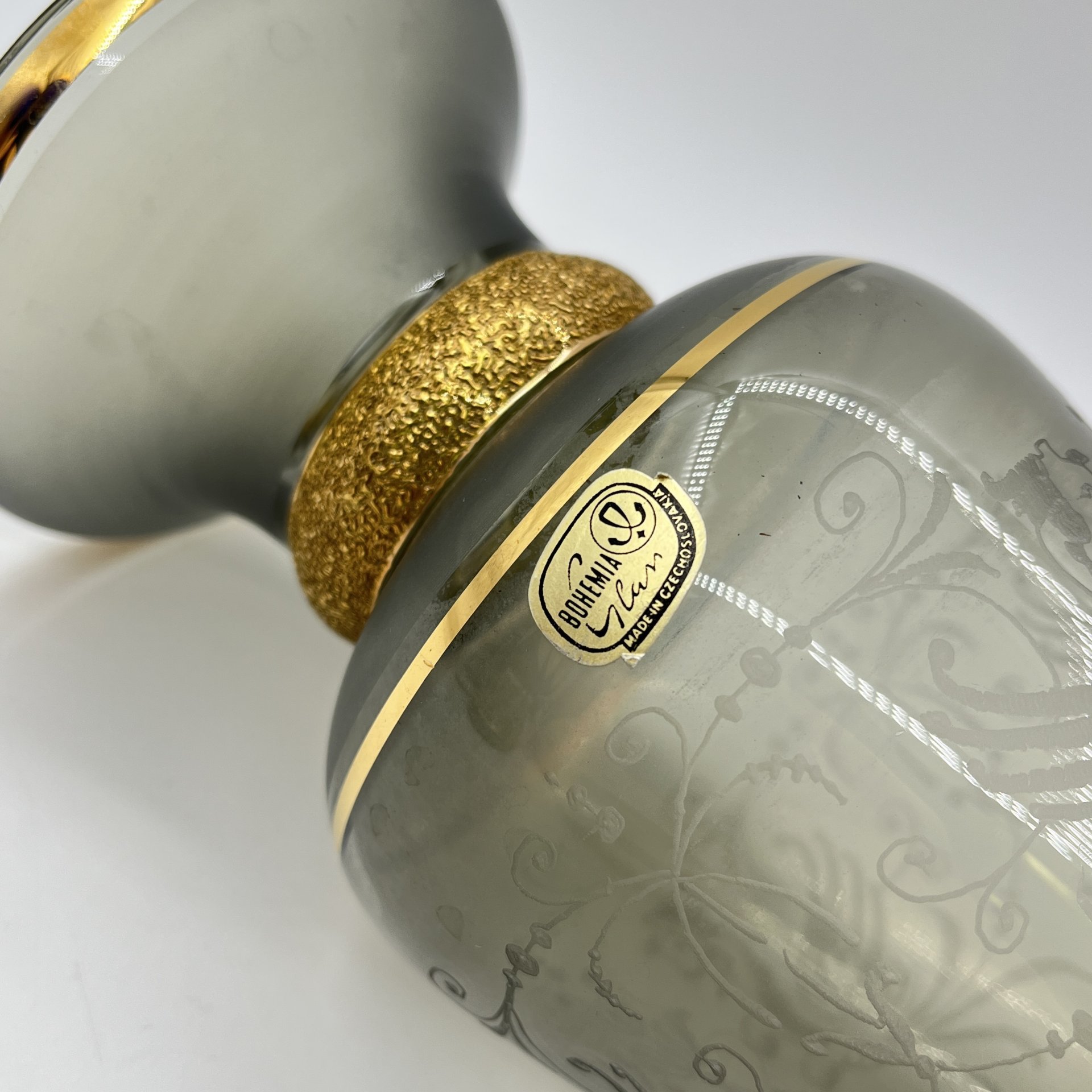 Ваза дымчатого цвета с изображением грифонов на тулове, Bohemia Crystal (Bohemia Glass)