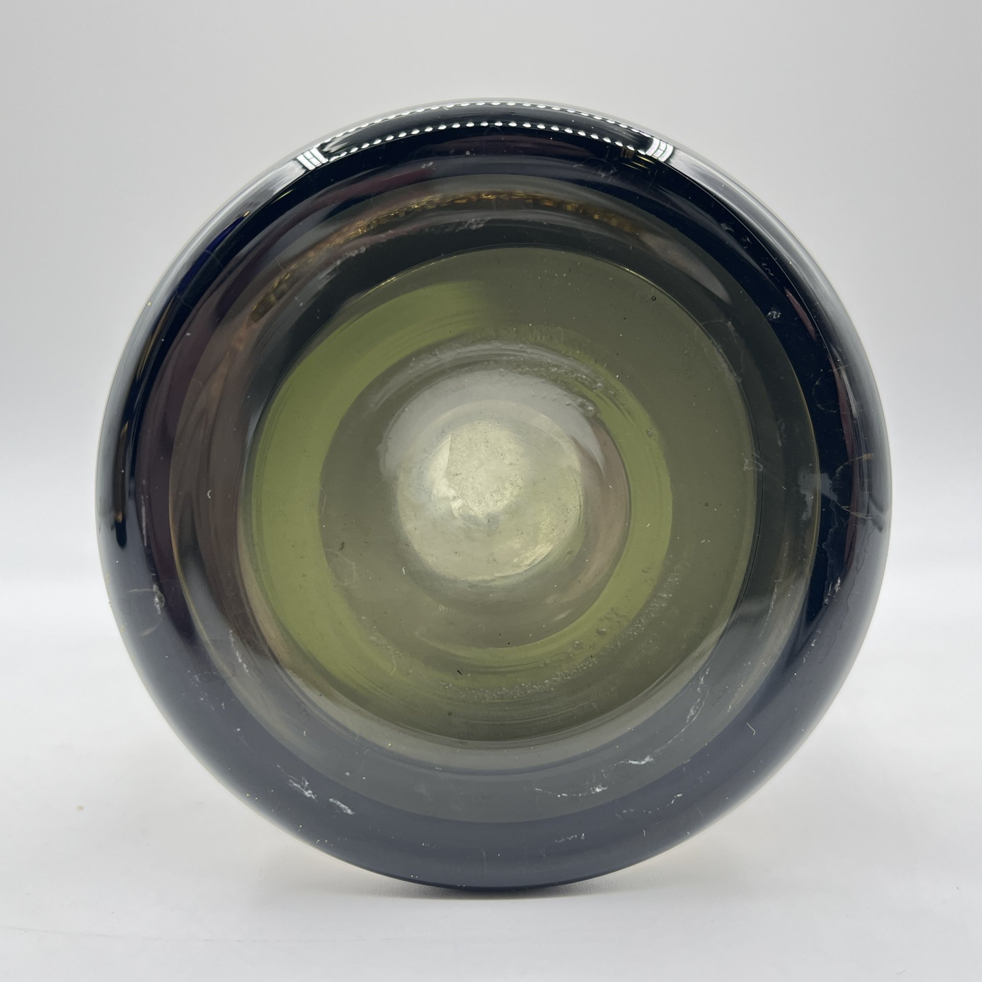 Ваза дымчатого цвета с изображением грифонов на тулове, Bohemia Crystal (Bohemia Glass)