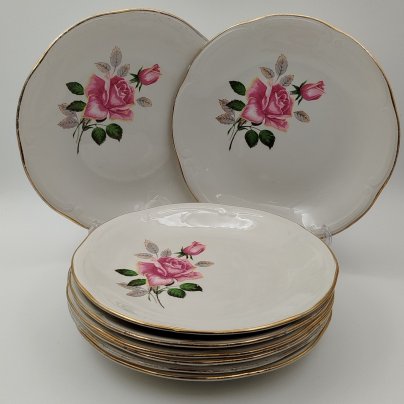 Набор из 8-ми обеденных тарелок, украшенных изображением роз, фарфор, деколь, золочение, Франция, 1960-1990 гг.