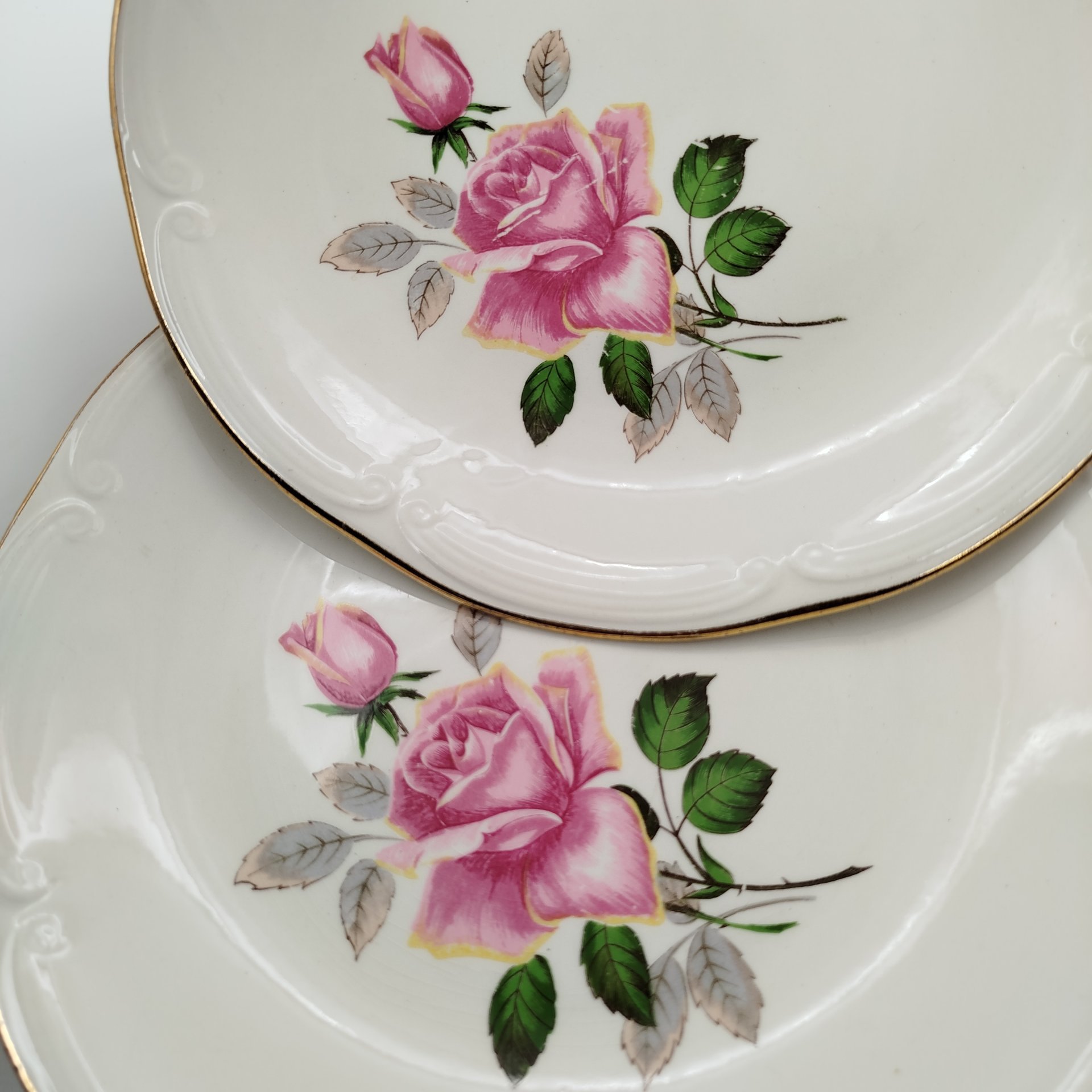 Набор из 8-ми обеденных тарелок, украшенных изображением роз, фарфор, деколь, золочение, Франция, 1960-1990 гг.