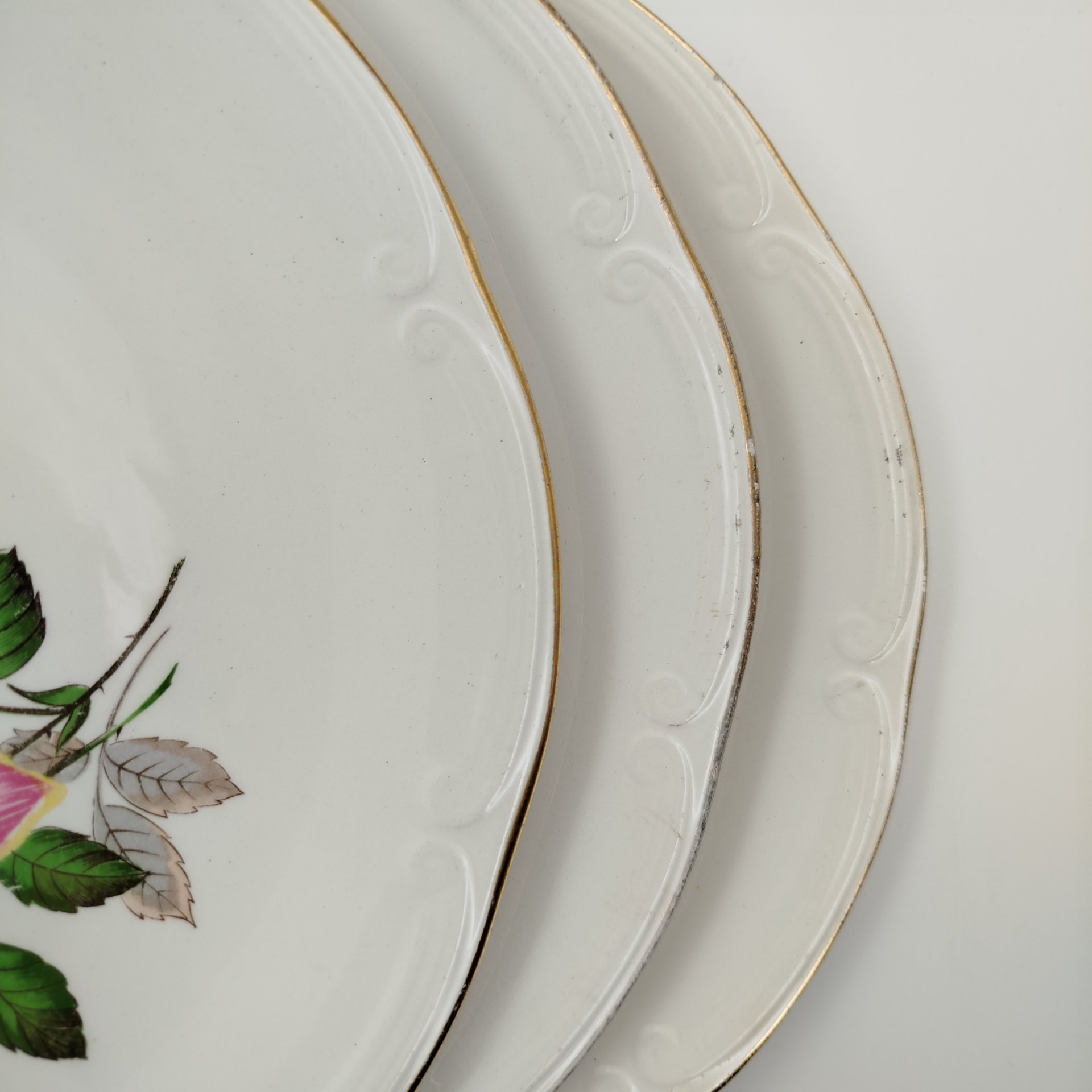 Набор из 8-ми обеденных тарелок, украшенных изображением роз, фарфор, деколь, золочение, Франция, 1960-1990 гг.