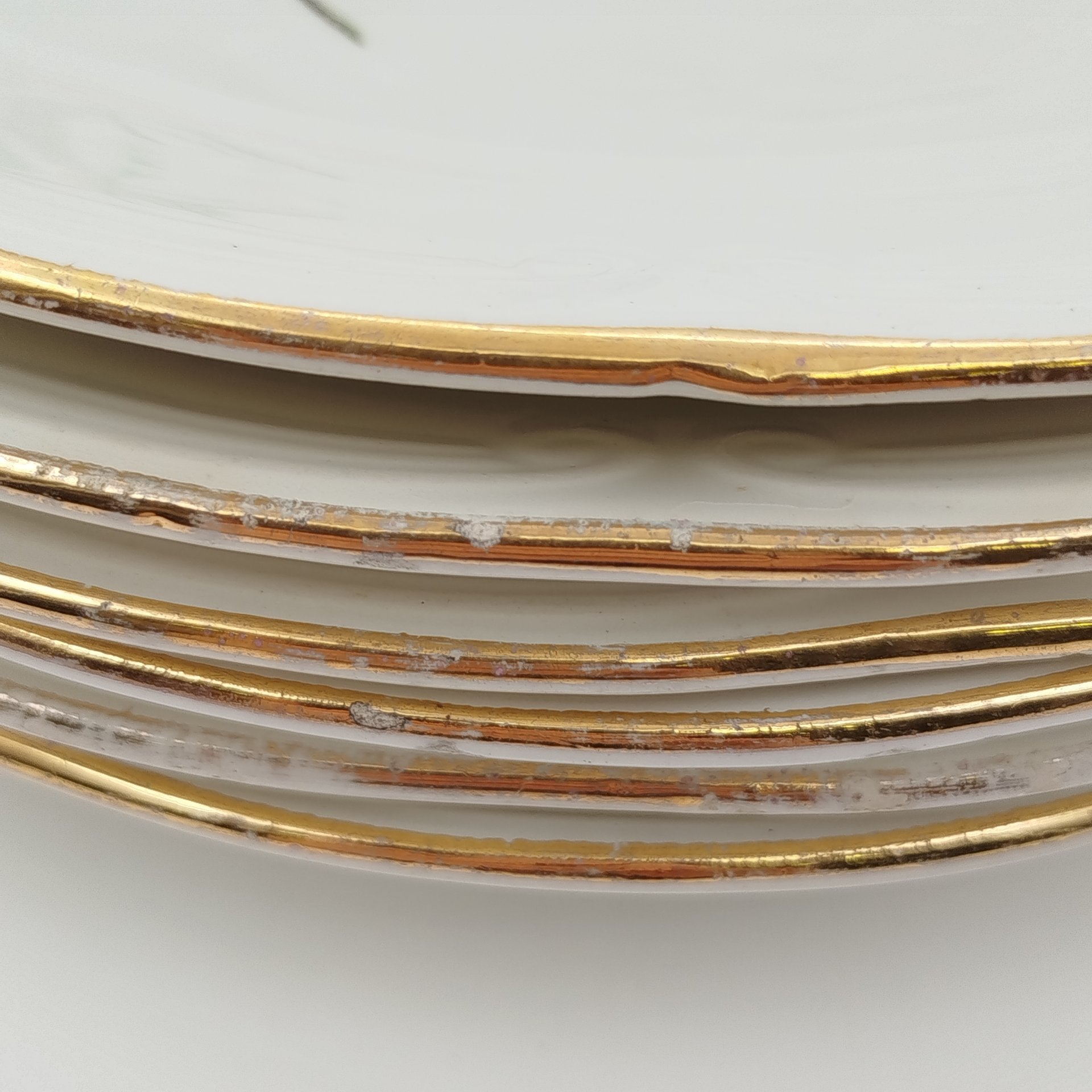 Набор из 8-ми обеденных тарелок, украшенных изображением роз, фарфор, деколь, золочение, Франция, 1960-1990 гг.