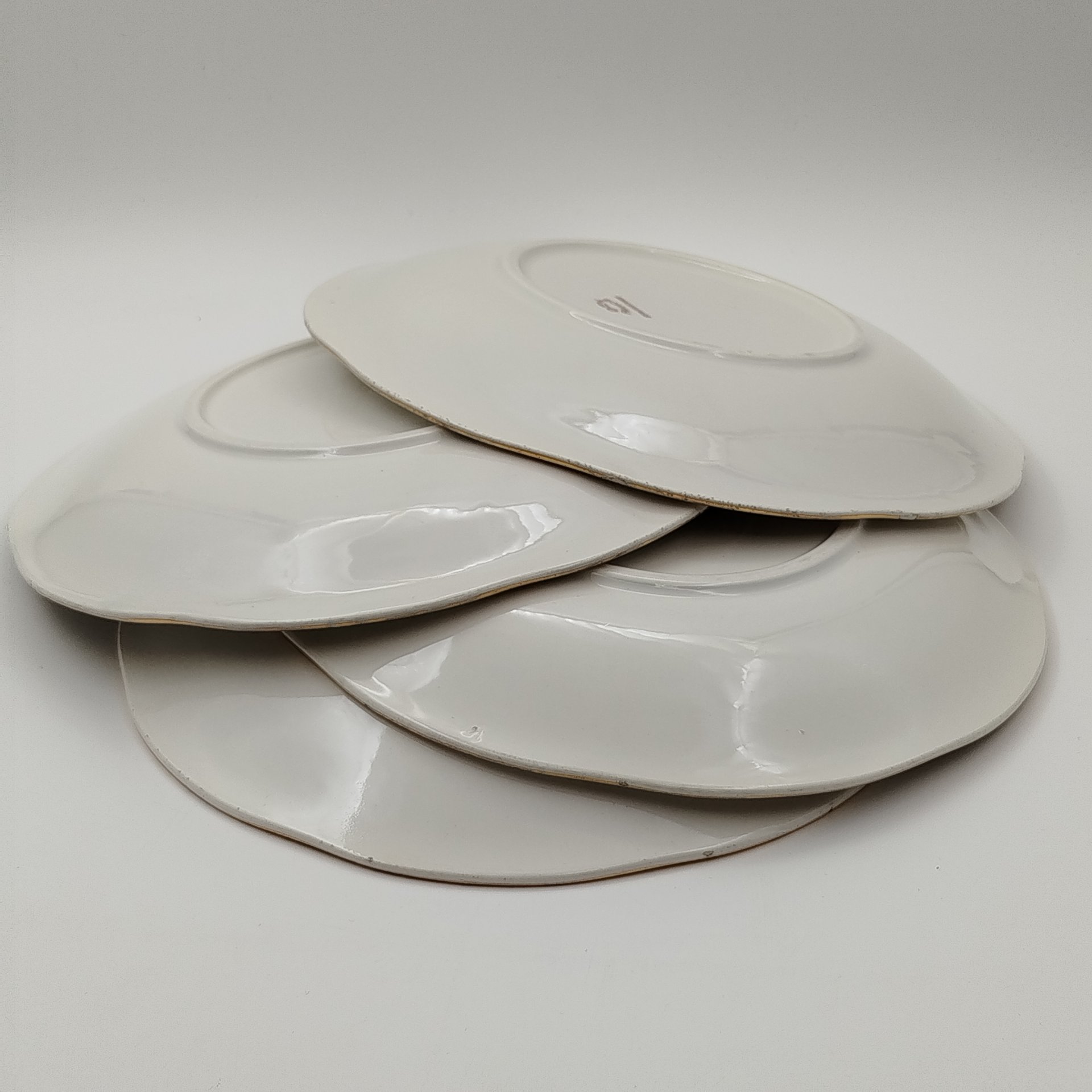 Набор из 8-ми обеденных тарелок, украшенных изображением роз, фарфор, деколь, золочение, Франция, 1960-1990 гг.