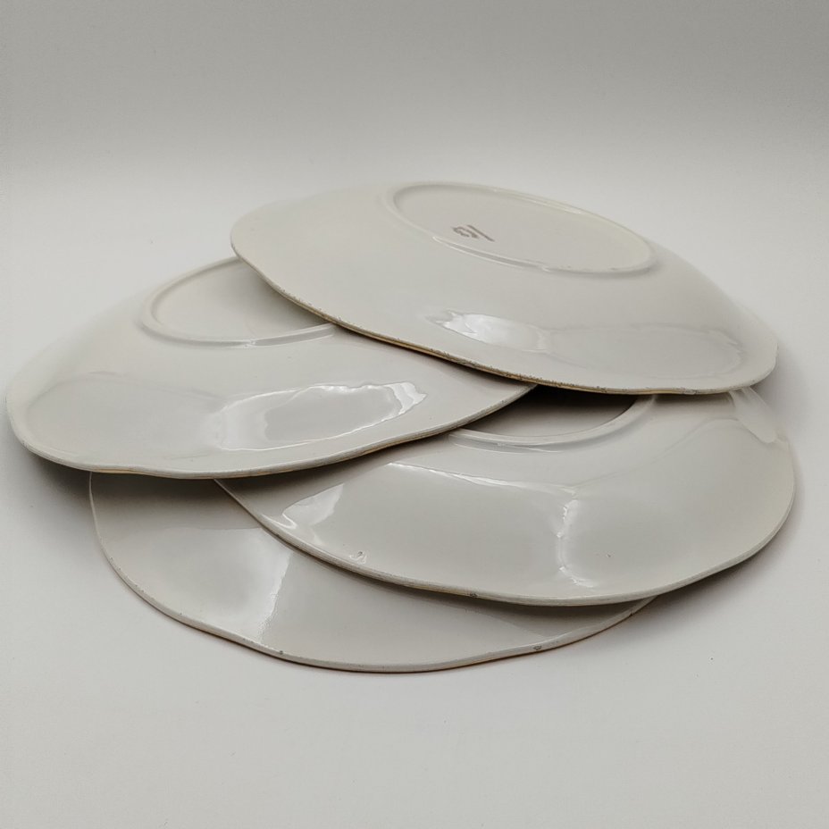 Набор из 8-ми обеденных тарелок, украшенных изображением роз