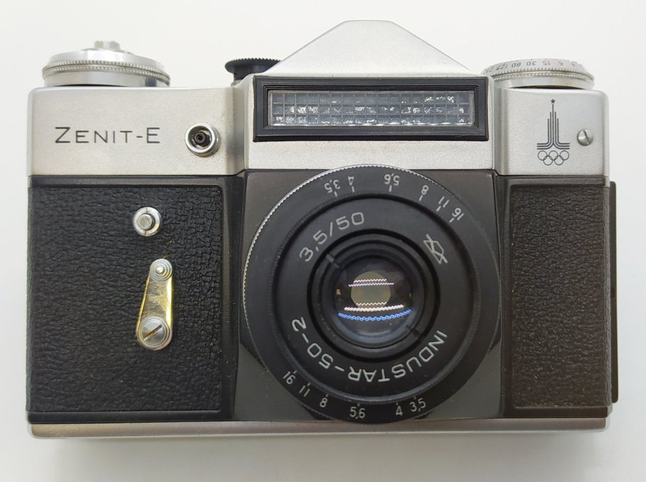 Фотоаппарат плёночный "Зенит-Е" с объективом "Индустар-50-2" с олимпийской символикой, в оригинальном кофре, металл, стекло, пластик, кожа, Красногорский механический завод (КМЗ)