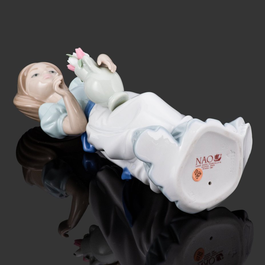 Статуэтка "Девушка с тюльпанами в вазе", фарфор, роспись, NAO Porcelain, Испания, 1987 г.