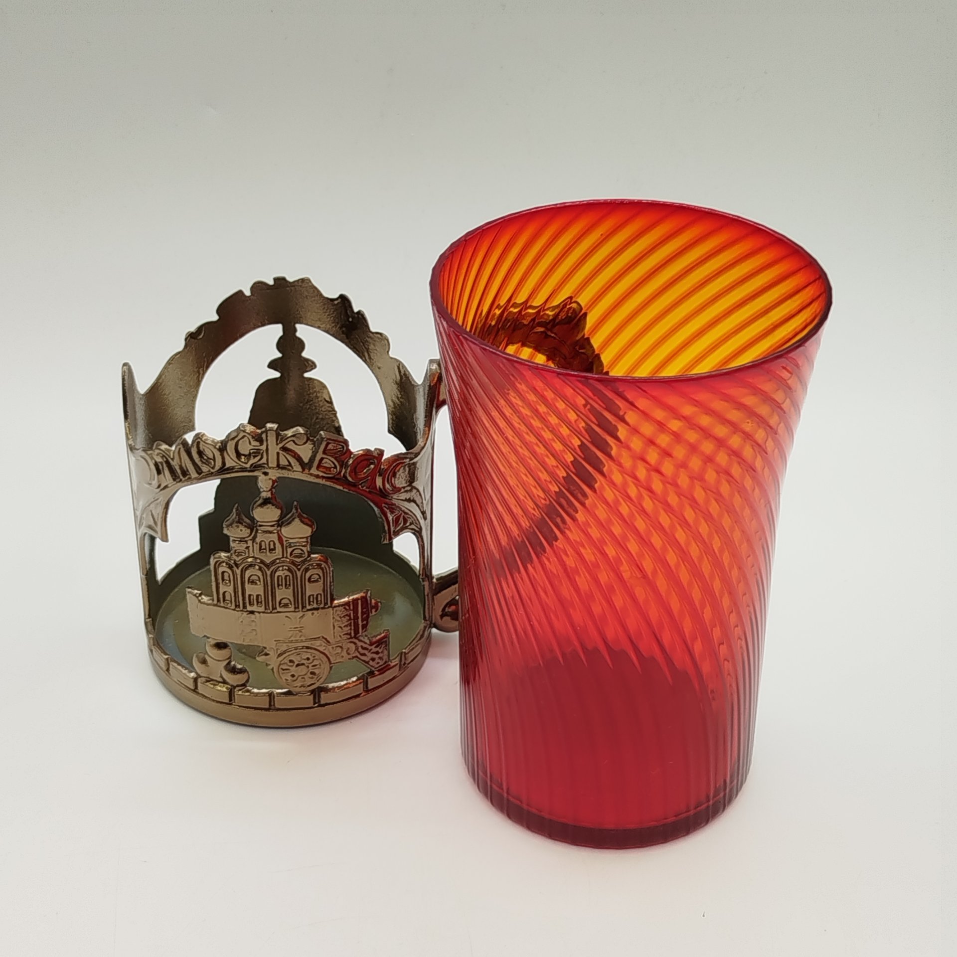 Кружка пивная сувенирная "Москва" в подстаканнике, Московский машиностроительный завод "Авангард", цветное стекло, металл, СССР, 1980-1990 гг.