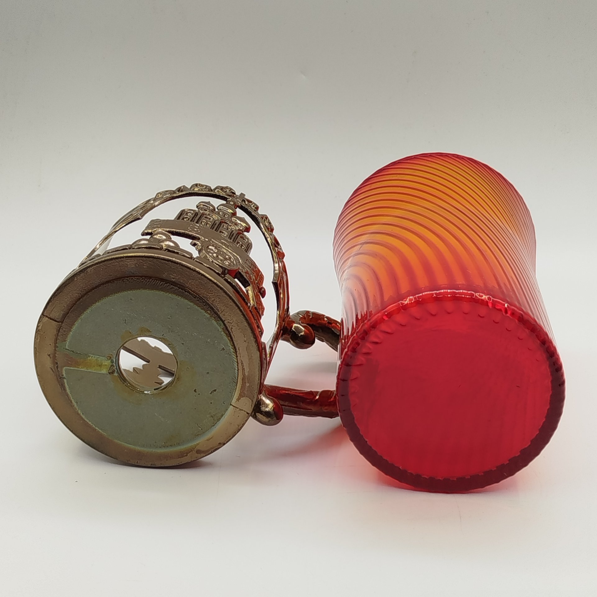 Кружка пивная сувенирная "Москва" в подстаканнике, Московский машиностроительный завод "Авангард", цветное стекло, металл, СССР, 1980-1990 гг.