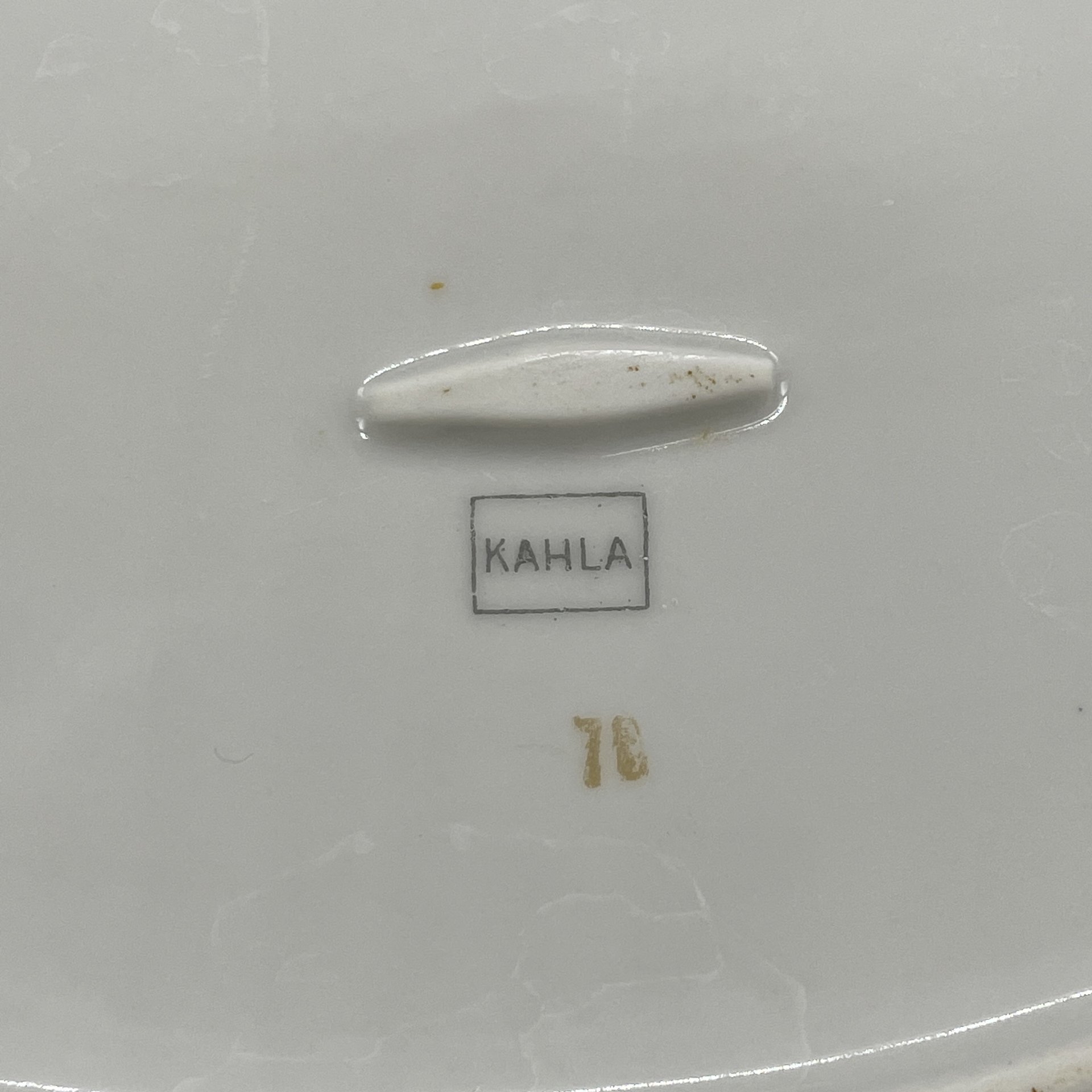 Блюдо овальной формы с фигурным орнаментом, Kahla