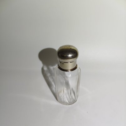 Флакон с граненым туловом и крышкой округлой формы, стекло, металл, Западная Европа, 1890-1930 гг.